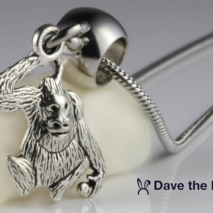 Dave The Bunny - Vente Colliers à pendentif - Collier Dave The Bunny Orangatang - Bijoux originaux en forme de singe : élégant collier en forme de singe avec chaîne serpent en acier inoxydable et breloque en alliage durable représentant un singe orang-outan5