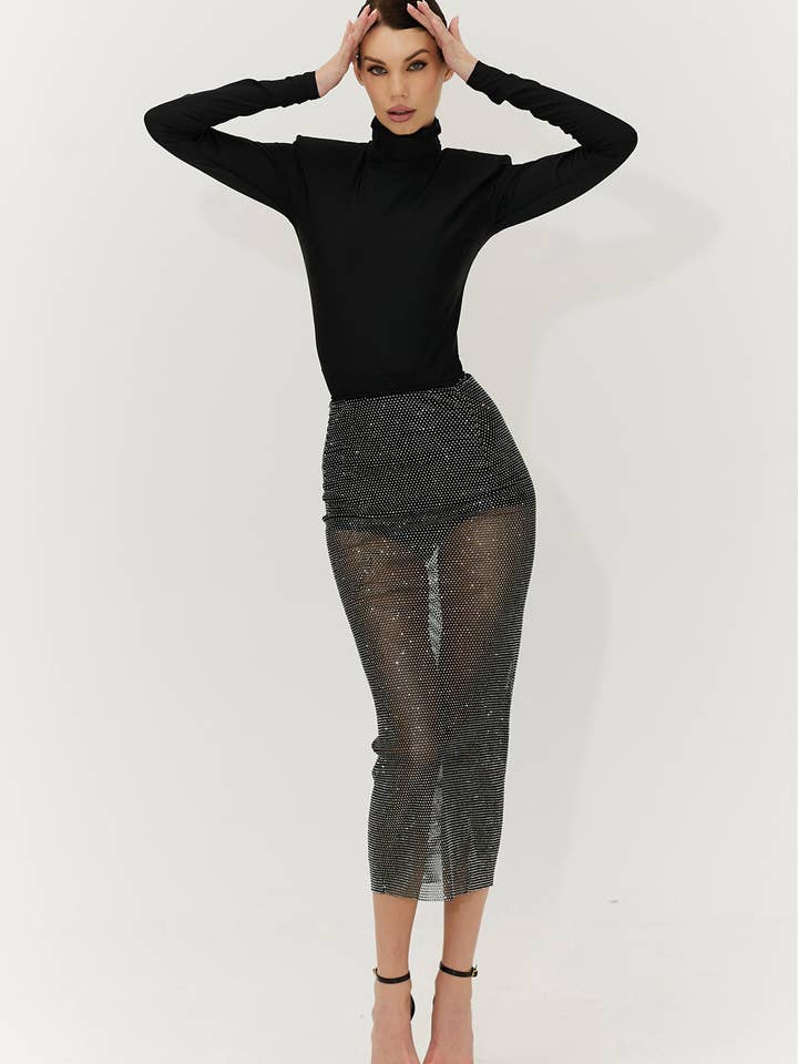 Mellemnederdelen er lavet af mesh med krystaller, taljen er på et håndlavet elastikbånd. for engroshandel hos Semenenko