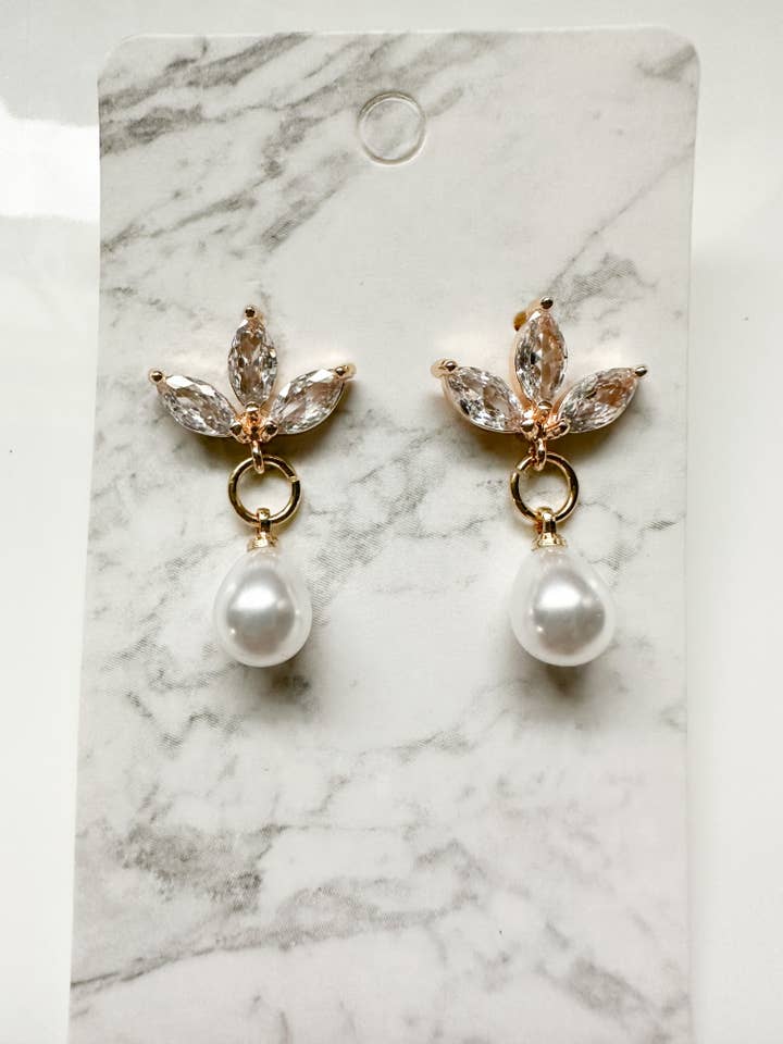 Ohrring aus kubischem Zirkonia mit Perlenanhänger für den Großhandel von Lila Rose