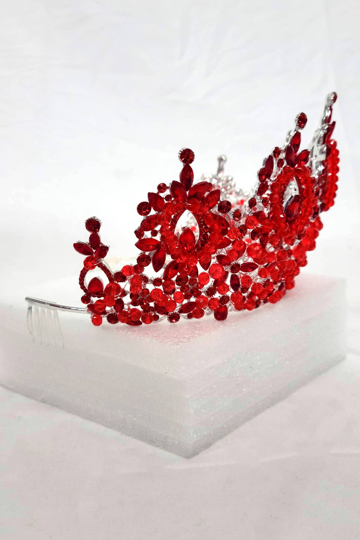 Chicas - Wholesale Tiara - Women's - Metal tiara with crystal balls and jewel rhinestones HT96243