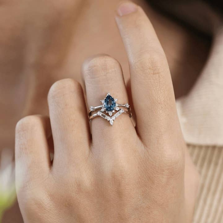 Azura Jewelry - Wholesale Band/gestapelde ring - Gaia London blauwe topaasring, massief witgoud