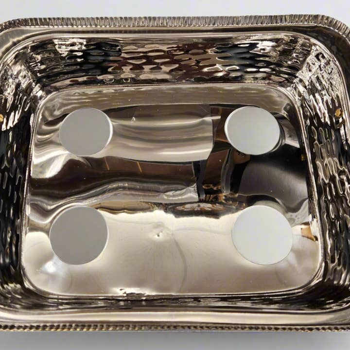 TAJ Designs - Vente Plateaux décoratifs - Support de plat martelé 9x13 TAJ Designs avec accent doré1