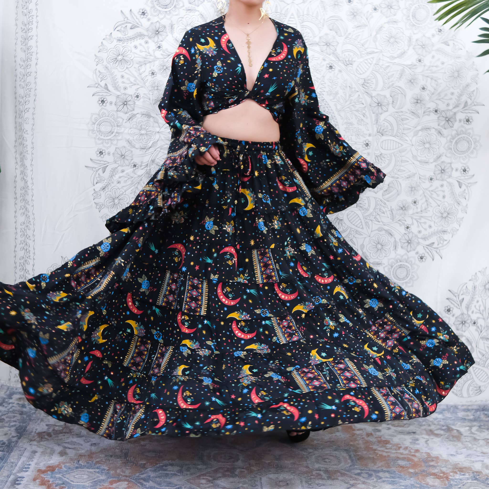 Karma Nepal Crafts – Engroshandel Top- og nederdelsæt - Dame – Flowy Silke Tiered Nederdel Set med Flare ærmet Top9