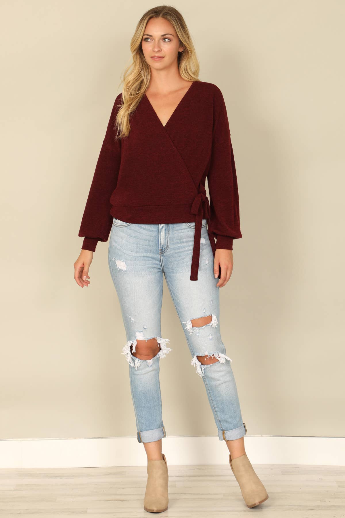 You & Me – Großhandel Bluse – Damen – YMT20079SOLID LANGÄRMELIGES BAUERNBLUSE-WICKELTOP MIT SEITLICHEM BINDEN UND ÜBERSCHNITTENEM AUSSCHNITT17