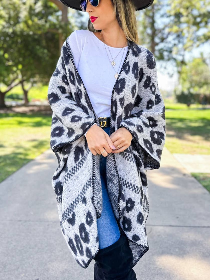 Grigio Cardigan Ruana lavorato a maglia con stampa leopardata grigio con dettaglio cucito in vendita all'ingrosso su Faire5