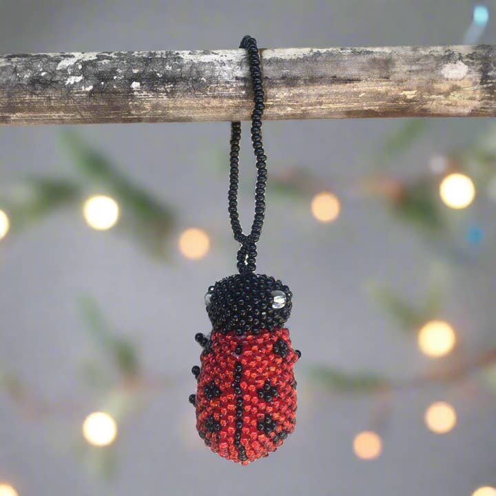 Ornement artisanal en perles de rocaille coccinelle - Guatemala pour la vente par Lumily