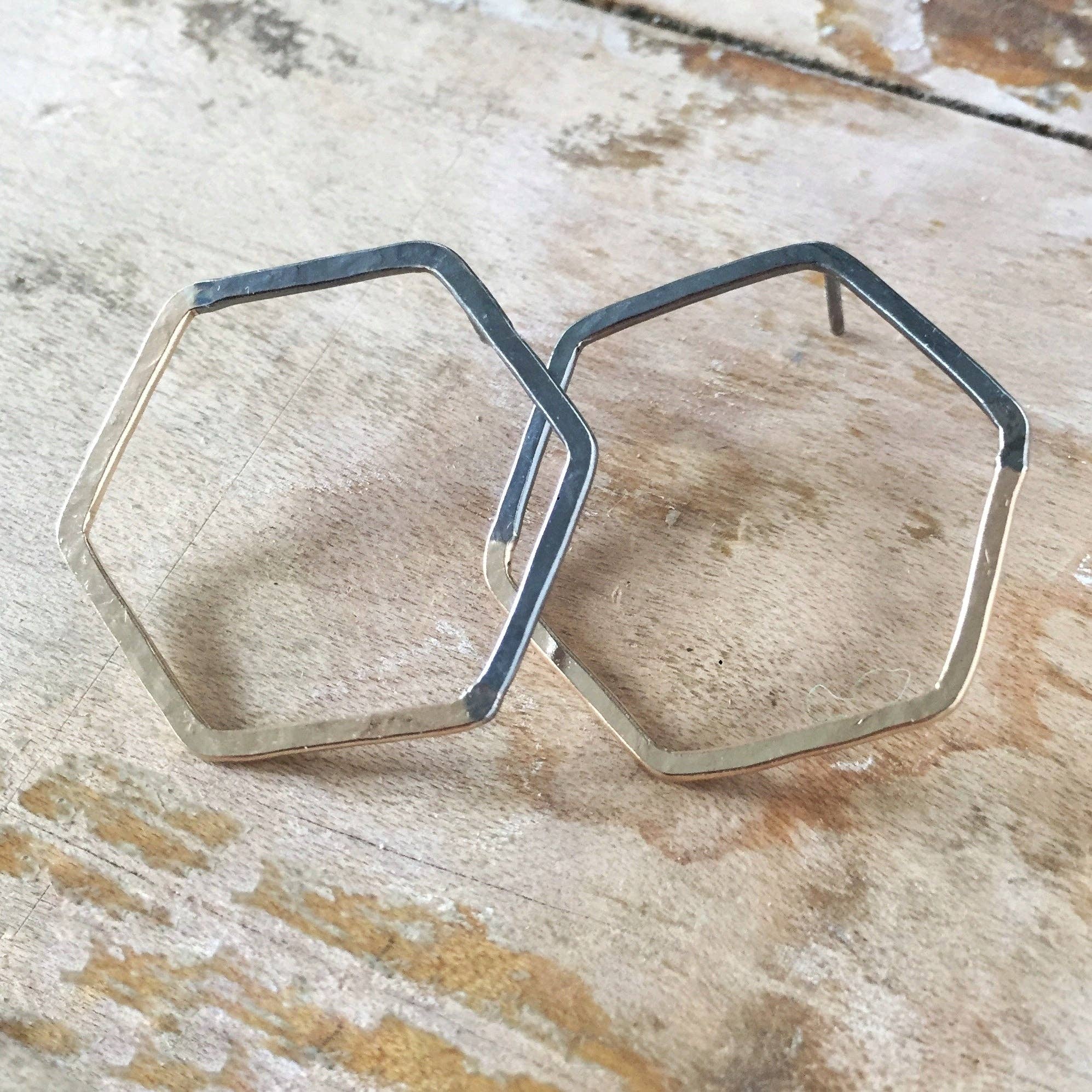 Shepherd’s Run Jewelry – wholesale Solitärörhängen – Halv och Halv Hex Studs4