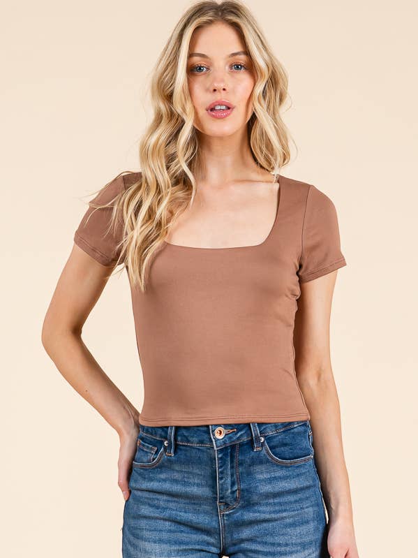 JT43660 - ZWEILAGIGES CROP-T-SHIRT MIT ECKIGEM HALSAUSSCHNITT für den Großhandel von Heart & Hips