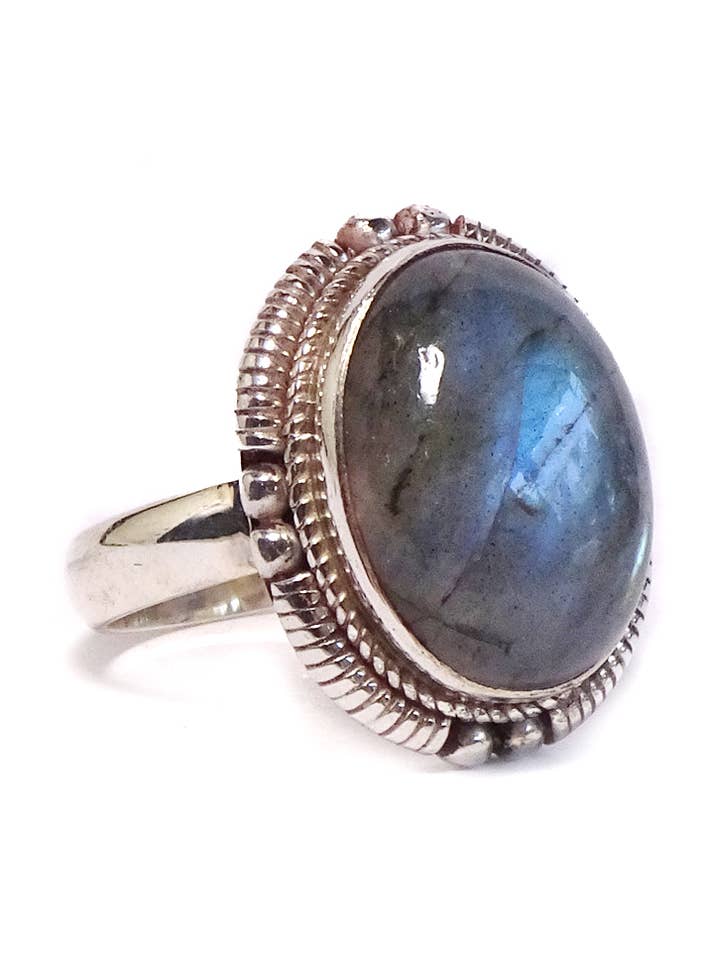 Bague simple avec pierre ovale pour la vente par Zig Zag Asian Collection