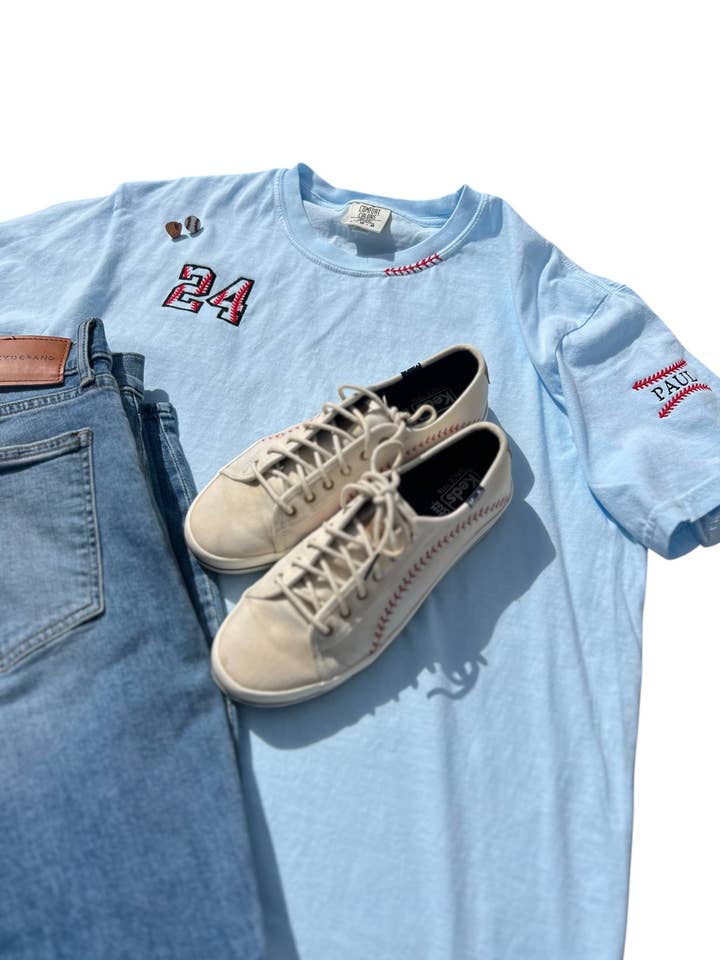 T-shirt de baseball brodé personnalisé avec nom et numéro pour la vente par Amanda Rose Thread Co