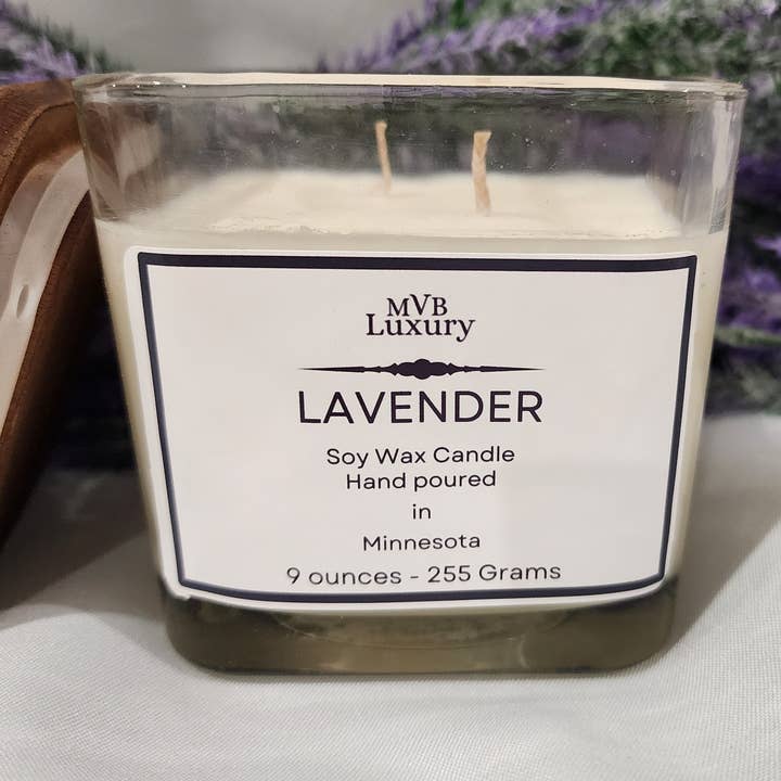 BOUGIE CARRÉE À LA LAVANDE DE 9 ONCES AVEC COUVERCLE pour la vente par MVB Luxury