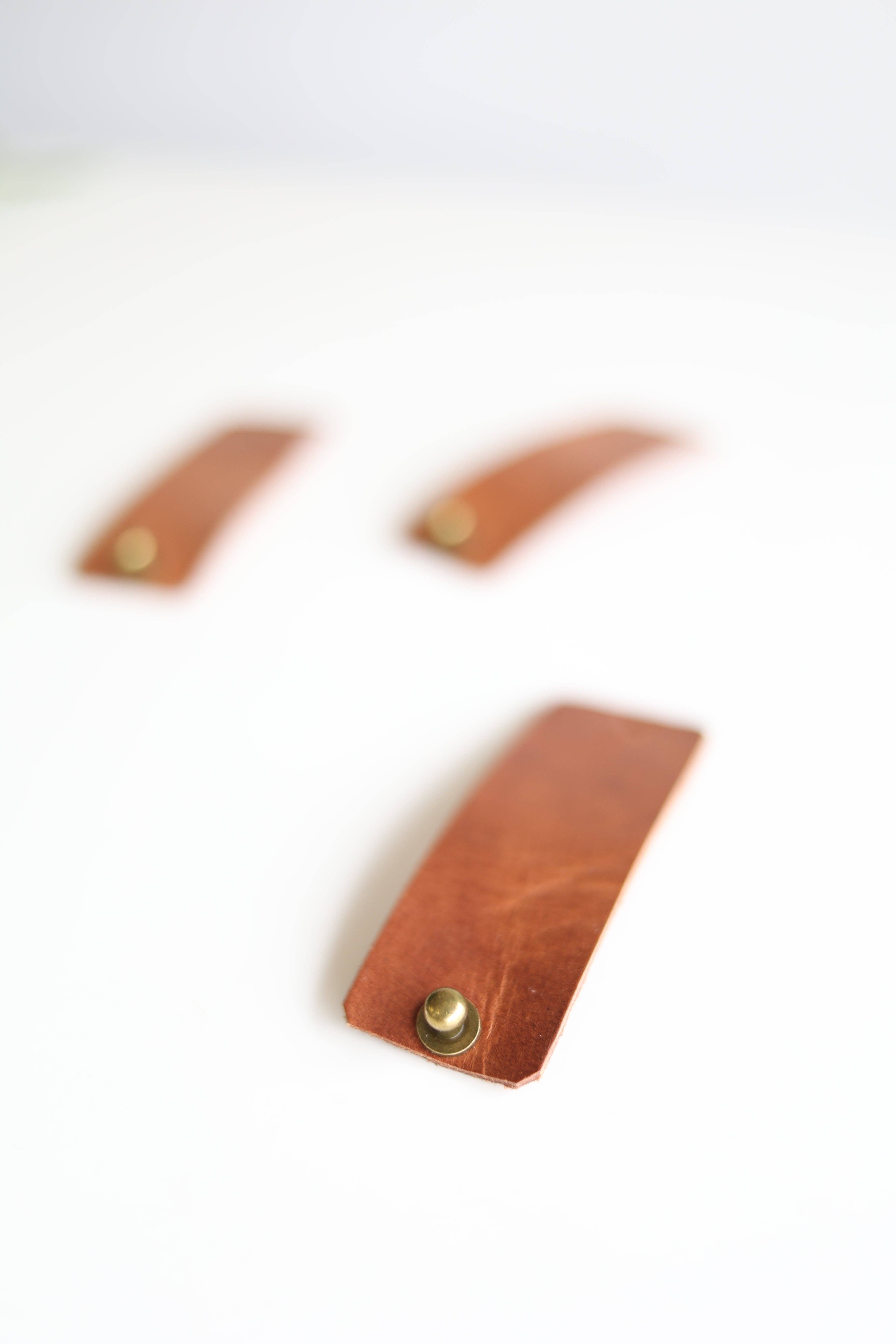 Jubilee Trading Co.  |  Ethical Trade Decor + Accessories – wholesale Sladdhållare – Lädersnörhållare - set om 37