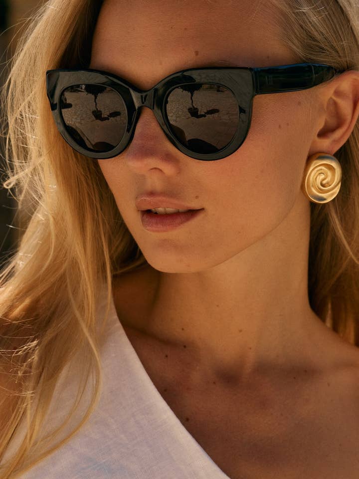 O Um + por atacado de Anea Hill