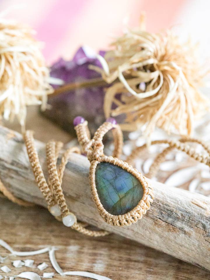 Pingente Gota de Labradorita com Contas de Ametista e Cordão de Macramê por atacado de Meelah Collections