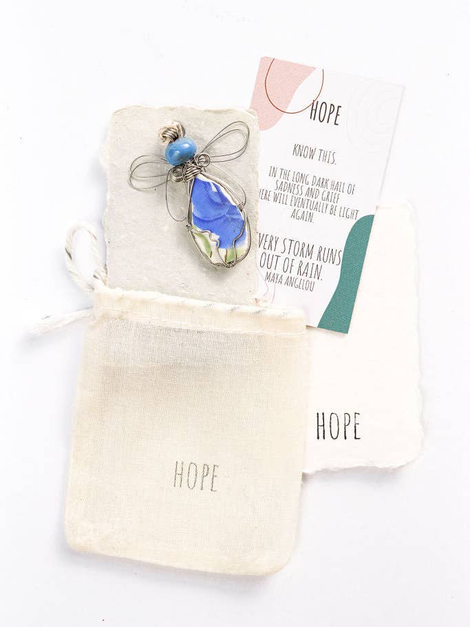 Ange qui donne pour la vente par 2nd Story Goods + Haiti Design Co