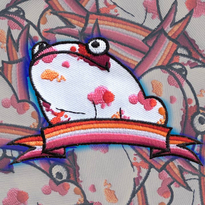 Écusson brodé Lesbian Pride Frog pour la vente par The Darks Art