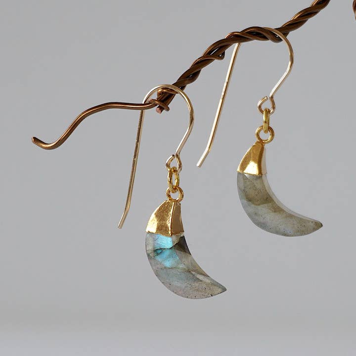 Boucles d'oreilles croissant de lune en labradorite brute avec cristal arc-en-ciel pour la vente par Raw Stone Elegance