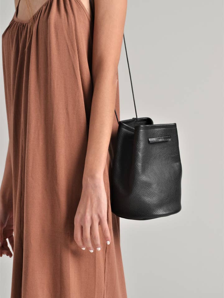 Sac seau en cuir Ioli noir pour la vente par ANA KOUTSI