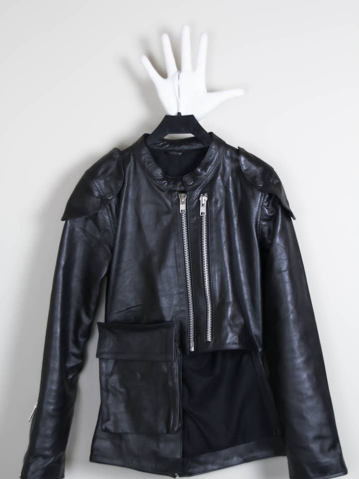 Veste en cuir X06 avec poche oversize et détails d’épaule amovibles pour la vente par TOO DAMN EXPENSIVE