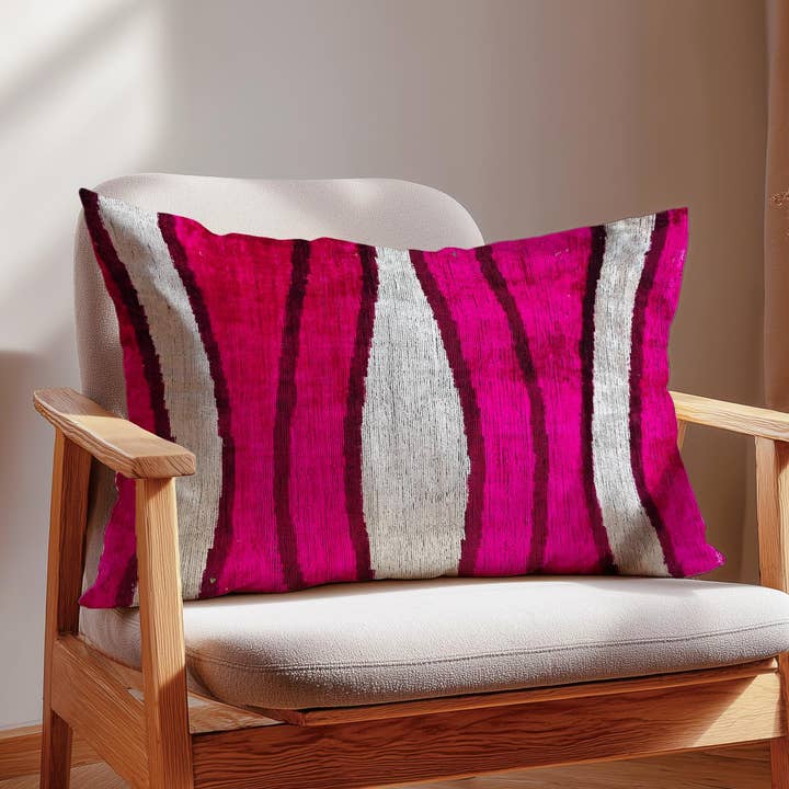 Housse de Coussin en Velours Ikat à Rayures Fuchsia Mélange de Soie pour la vente par Samarra Home