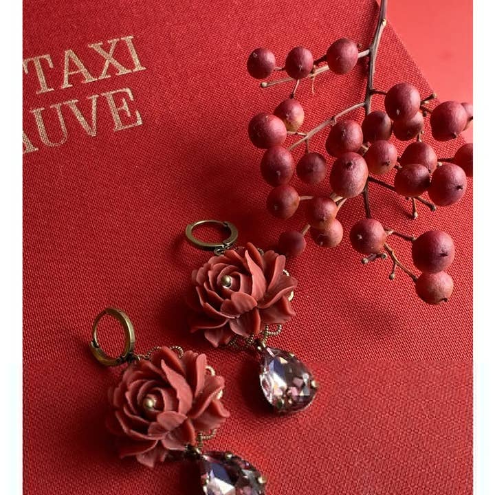 Maison Otto French Lifestyle Distribution - Wholesale Dangle earrings - Queen Lily Earrings by Julie Sion Paris3