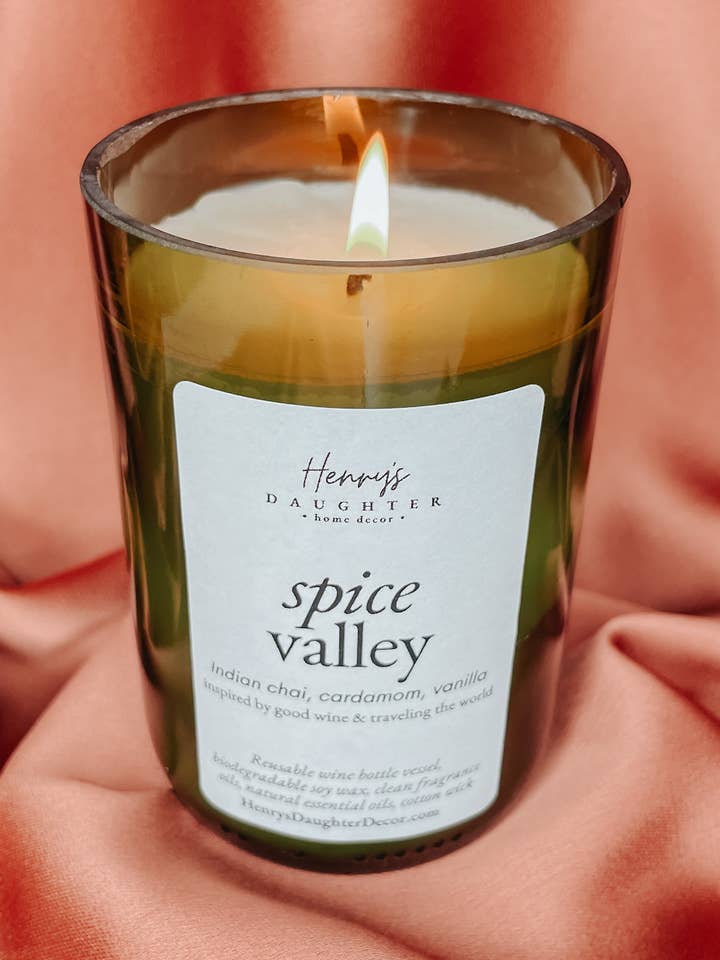 Krydret Valley vinflaske stearinlys (chai) for engroshandel hos Henry’s Daughter Home Decor