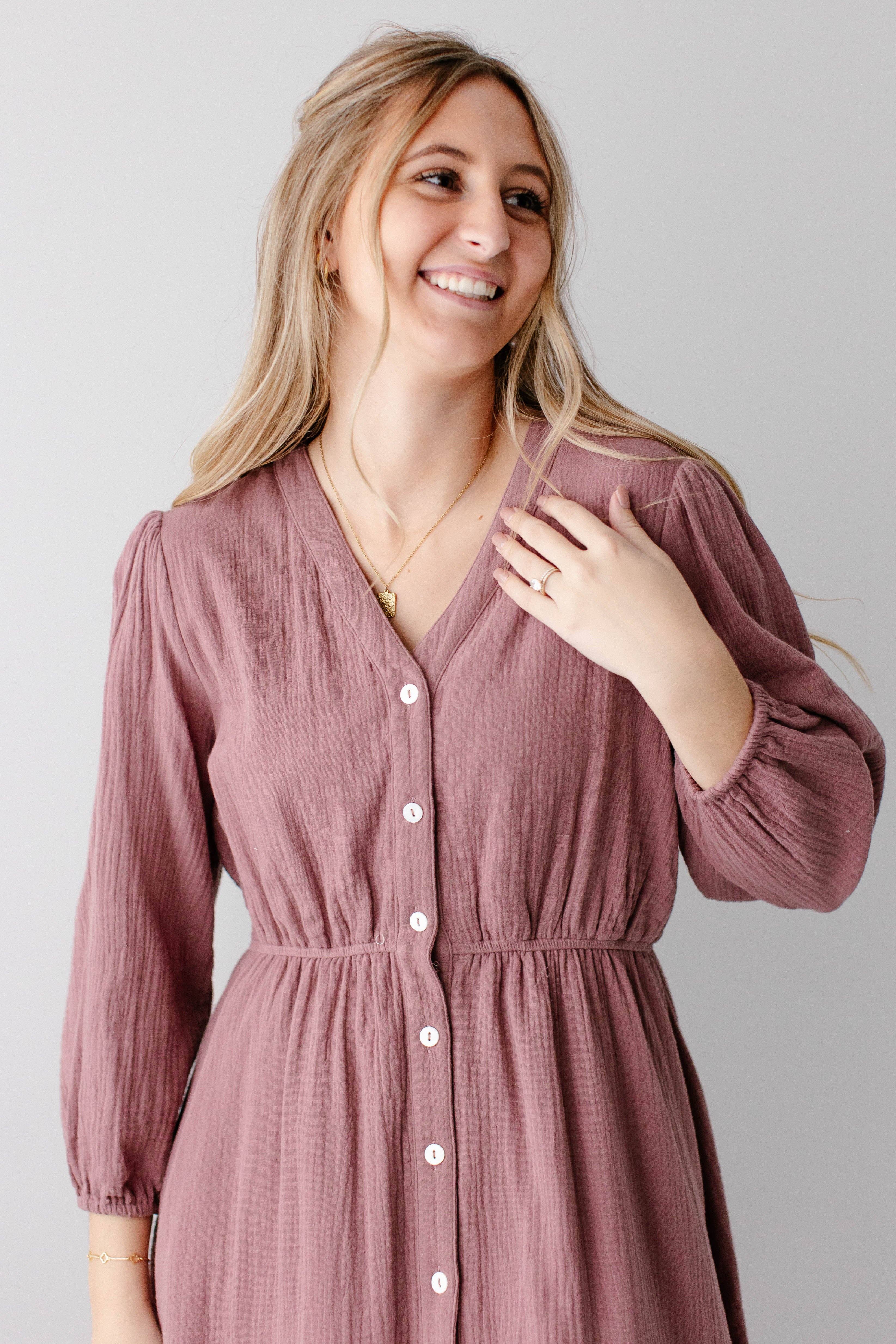 Malva polvoriento Vestido midi de gasa de algodón con botones y volantes 'Louisa' de venta al por mayor en Faire2