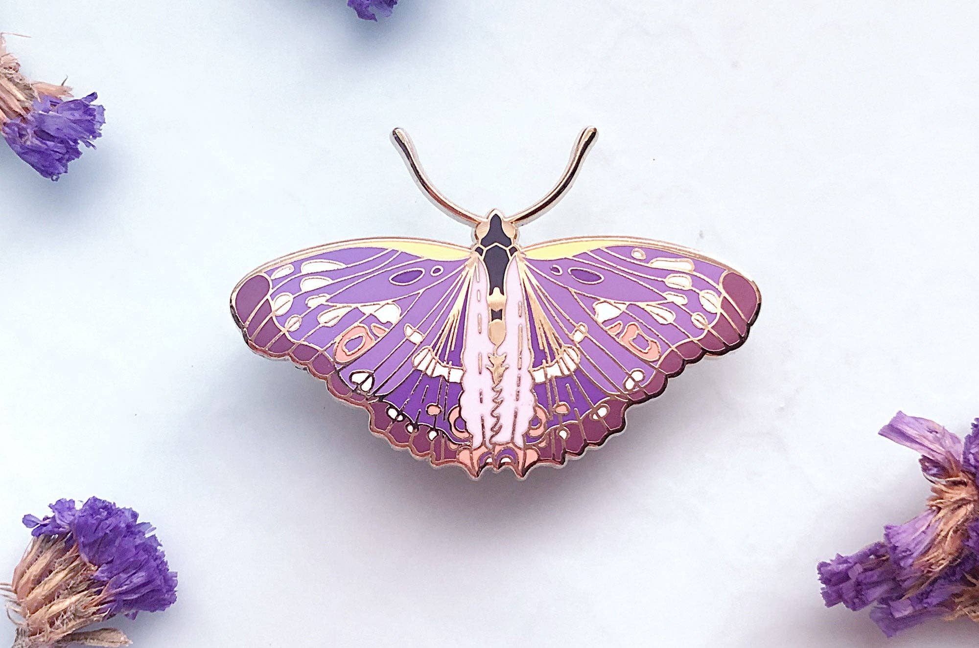 Alum and Ink - Venta al por mayor Botón/prendedor - Alfiler esmaltado con forma de mariposa emperadora morada pequeña (Apatura ilia)1