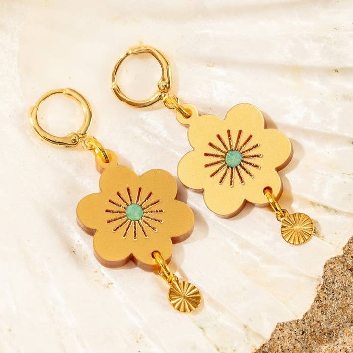 Aro Abrazador de Flor Dorada Chapado en Oro de 18K con Piedra Preciosa de Ópalo Verde para venta al por mayor de The Gifting Knot Ltd