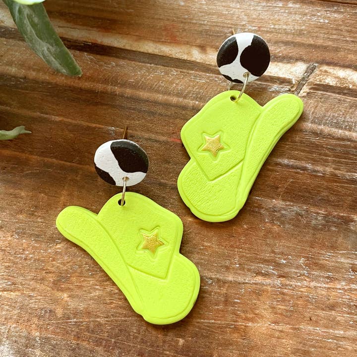 Hängeohrringe aus Polymerton mit Cowboyhut und Kuhmuster für den Großhandel von Lucky Bolo