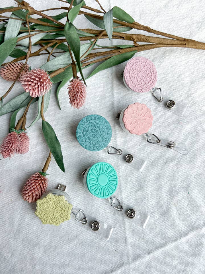 Badges d'identification rétractables pour infirmières et enseignants Mandala pour la vente par Morning Dew Designs