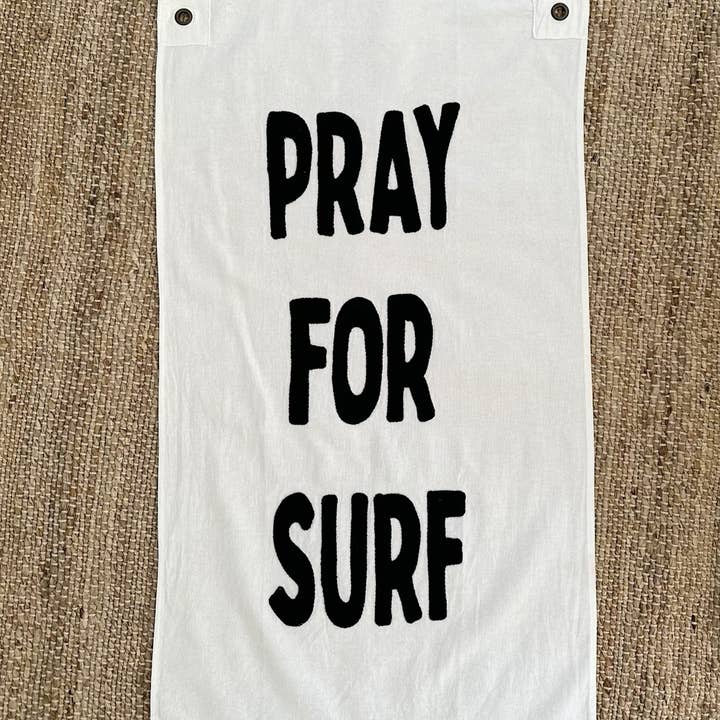 Sandstone & Sage - Vendita all'ingrosso Arazzi/Tessuti d'arredo - Arazzo da appendere alla parete Pray For Surf in 2 colori6