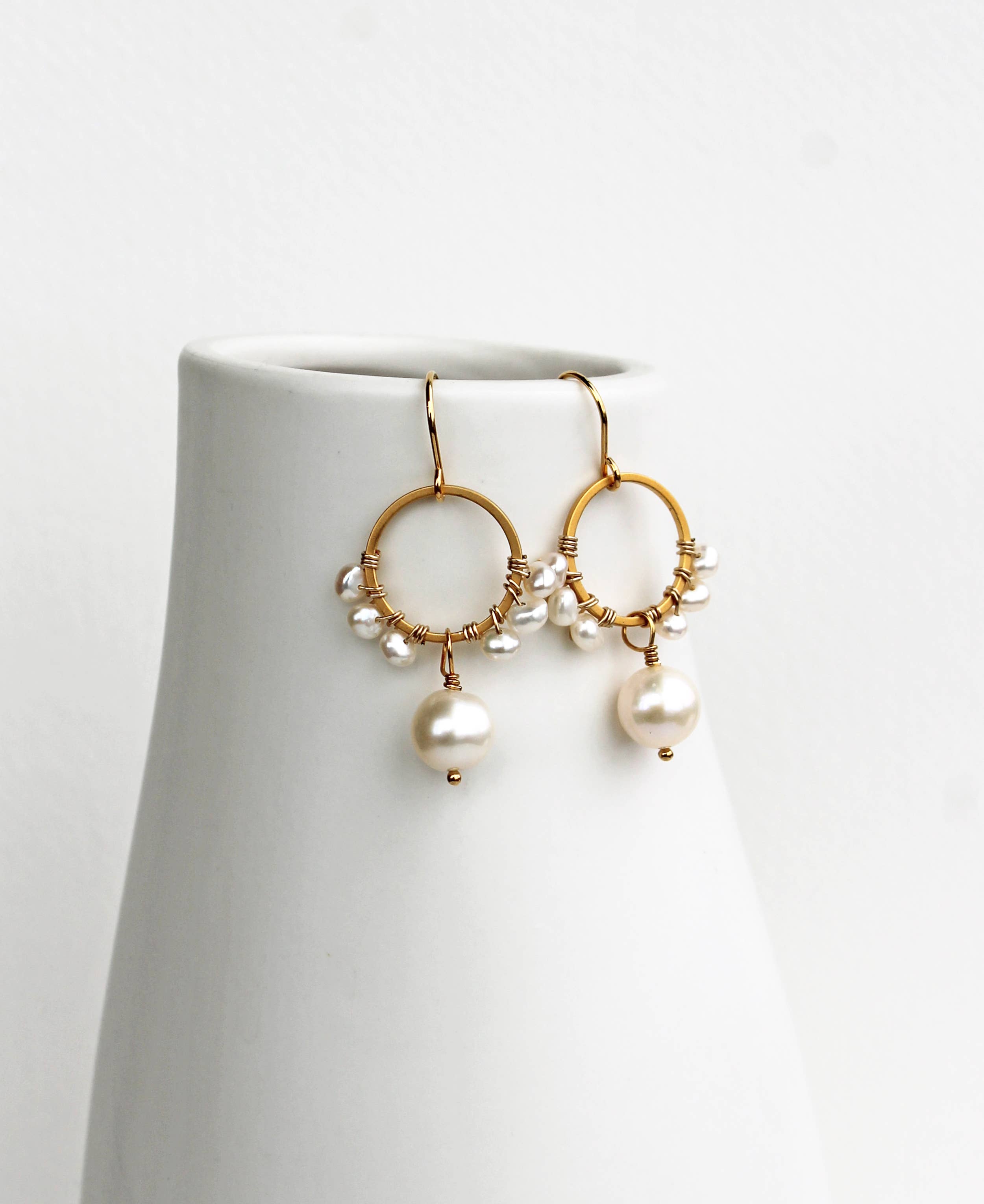 Laura Stark Designs – Engroshandel Hængeøreringe og creoløreringe – Enkle cirkelperleøreringe | Perlesmykker