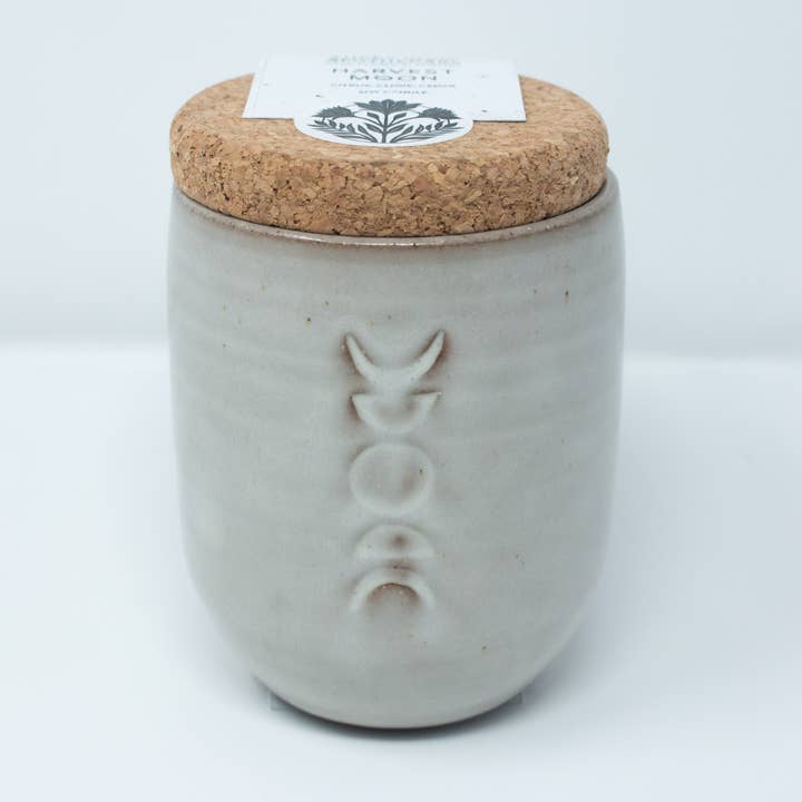 Kerzenhalter aus Keramik mit Saatgut-Etikett + Korkdeckel: ERNTEMOND für den Großhandel von Three Buds Apothecary
