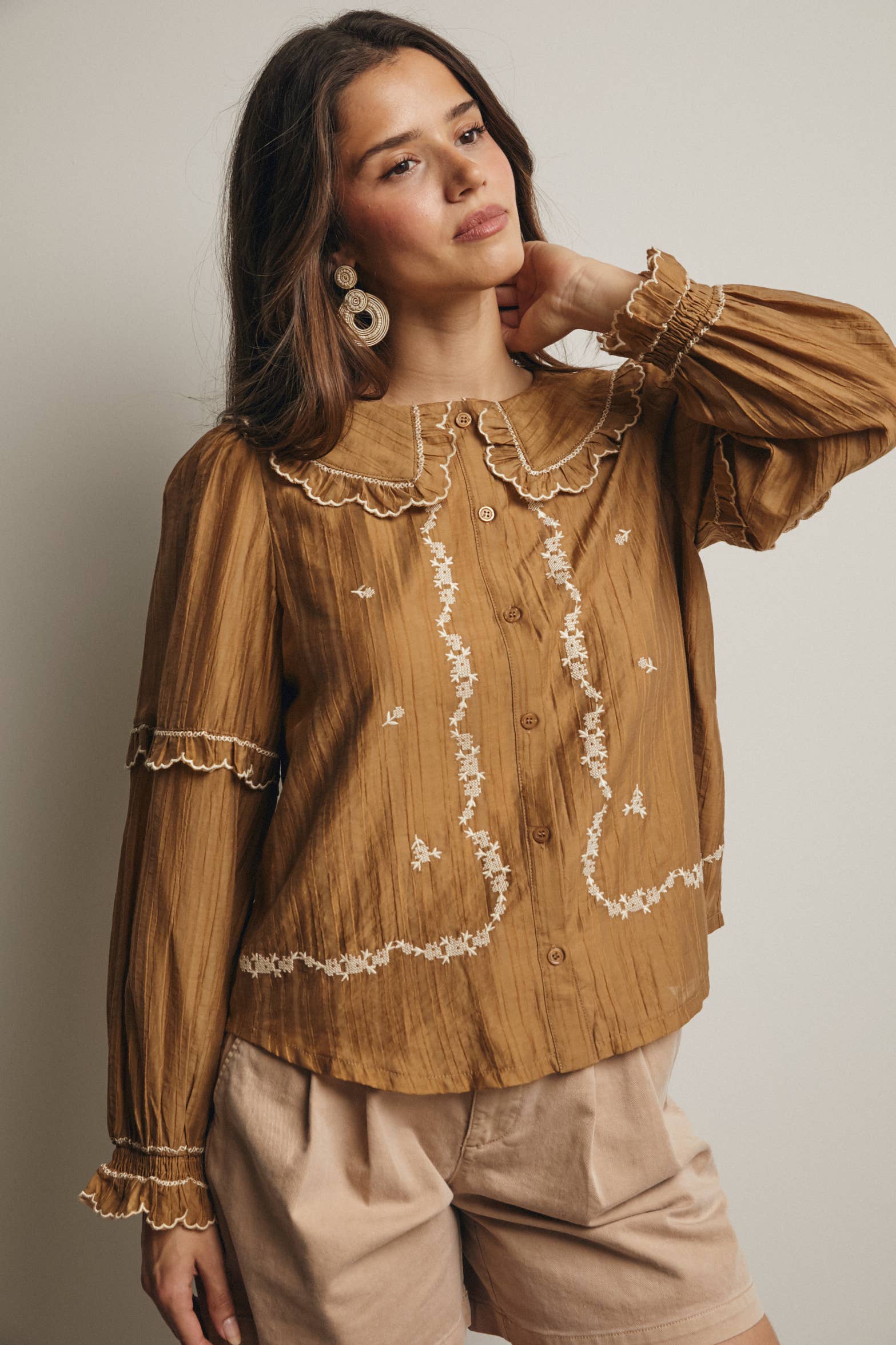 Forte – wholesale Blus - Dam – Broderad blus i bomull med volangkrage FT00030