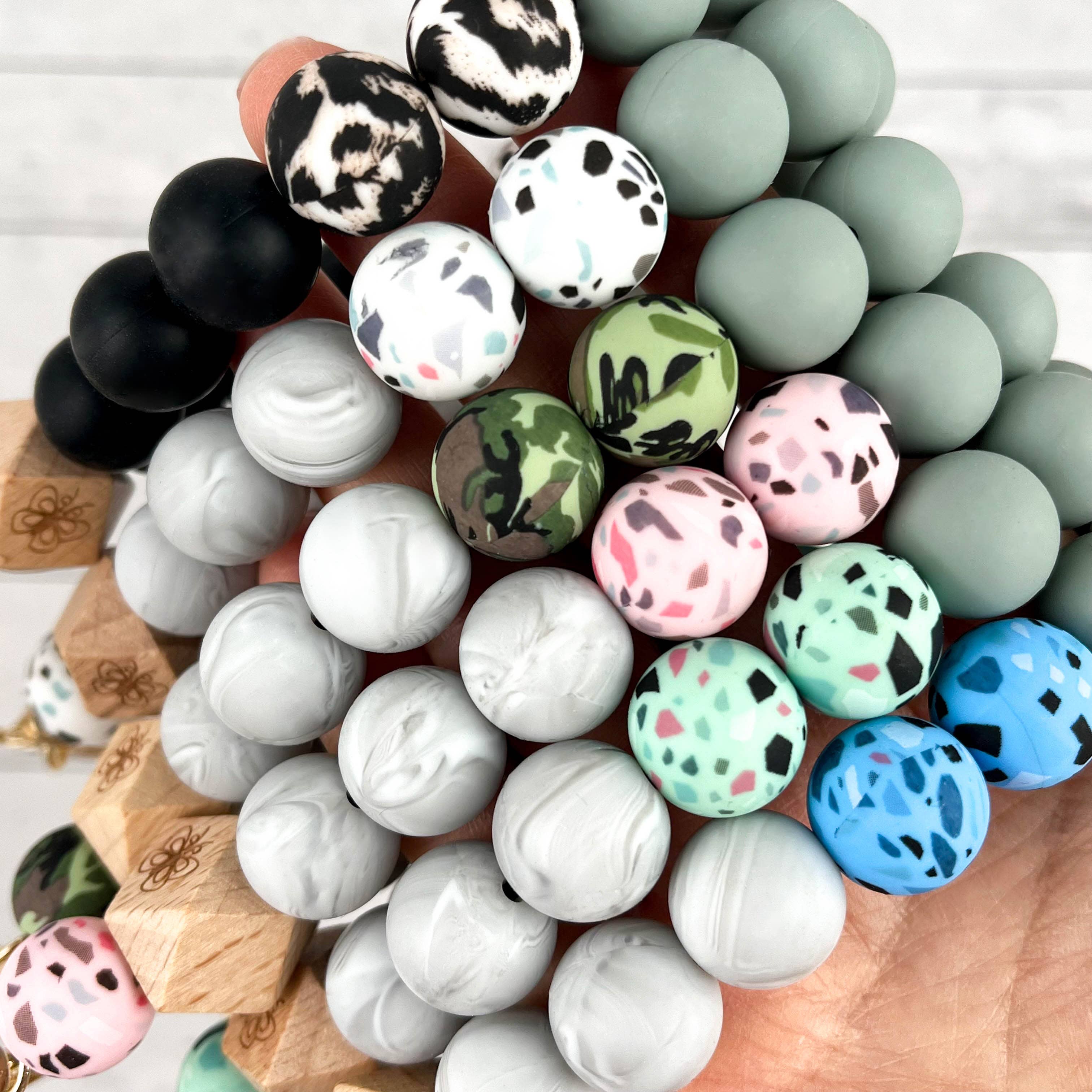 SoapElenGlen - Venta al por mayor Pulseras llavero - Pulsera de llavero con cuentas de silicona de camuflaje y dije6