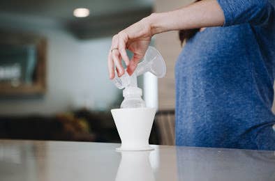 bökee - Wholesale Bottle Rack/Holder - bökee Baby Bottle Holder, Hands Free, One-Hand Bottle Prep5