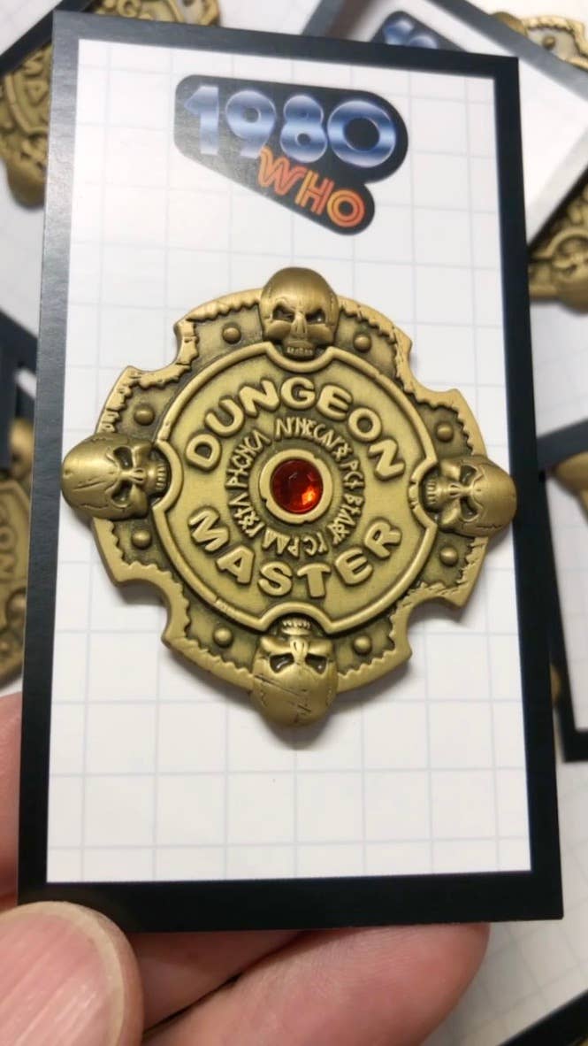 1980who - Venta al por mayor Botón/prendedor - Alfiler Dungeon Master de bronce envejecido con piedra roja esmaltada D&D1
