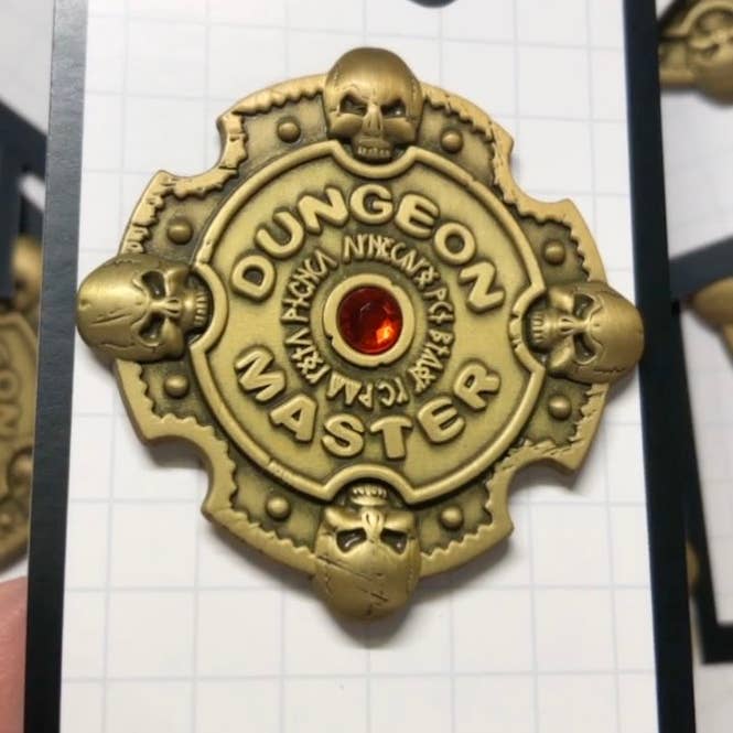 1980who - Venta al por mayor Botón/prendedor - Alfiler Dungeon Master de bronce envejecido con piedra roja esmaltada D&D1