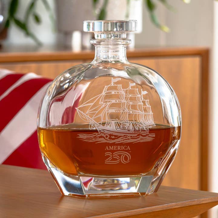 Carafe à whisky 23oz America250™ Tall Ship pour la vente par Rolf Glass