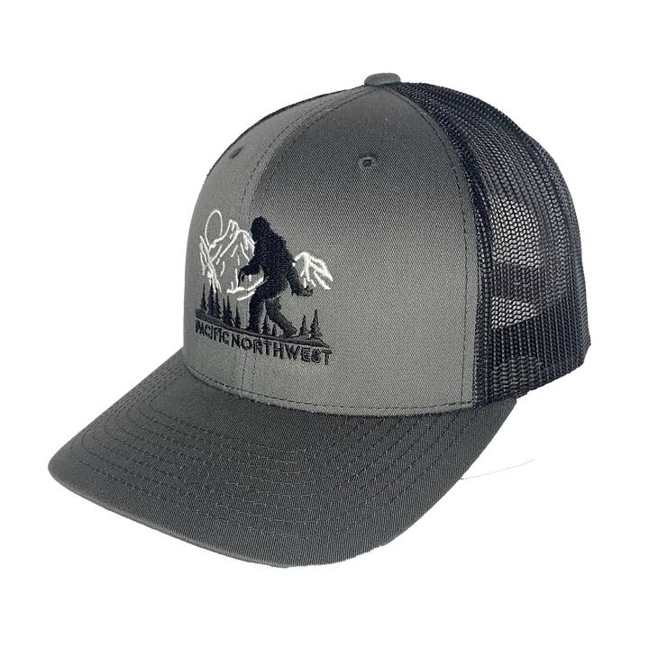 Casquette de camionneur Sasquatch Mountains pour la vente par Direction Apparel