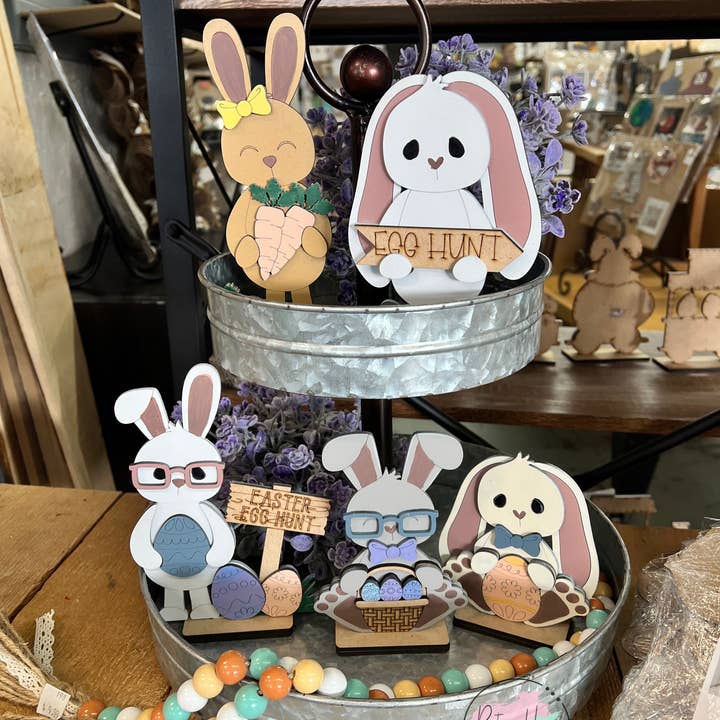 Kit vassoio a livelli con coniglietto pasquale in piedi per la vendita all'ingrosso da parte di Rustic Home Co LLC