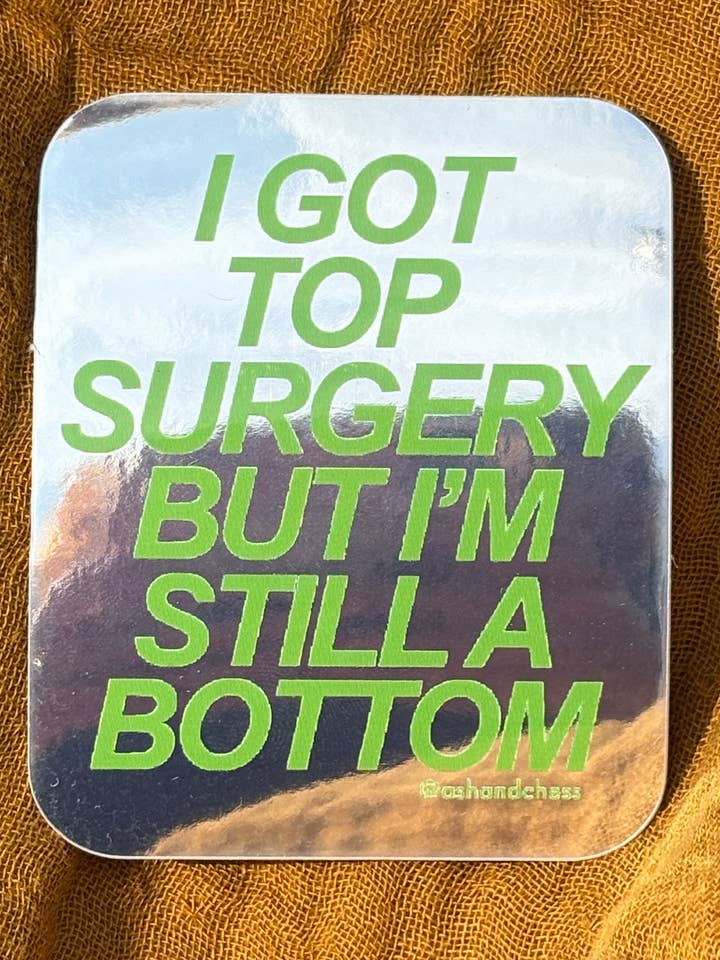 Klistermärke - Jag har gjort en toppoperation men jag är fortfarande en bottom för wholesale av Ash + Chess