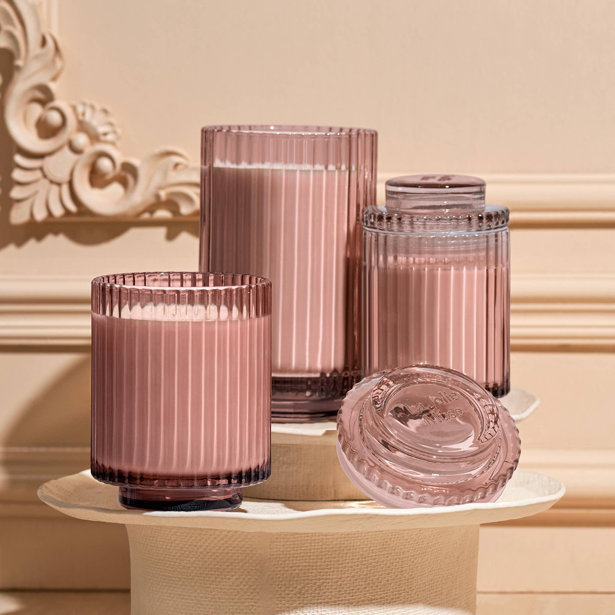 La Jolie Muse - Wholesale Jar/Filled Candle - Scented Candle - Santal Rosé - 19oz | La Jolie Muse1