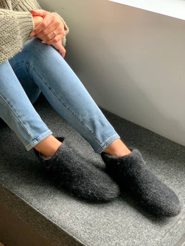 Erica nera Calzini pantofola Kosy Home in lana - Black Lava in vendita all'ingrosso su Faire