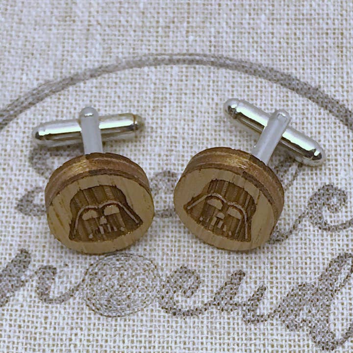 Darth Vader Manschettenknöpfe aus Holz für den Großhandel von Sac de Noeud