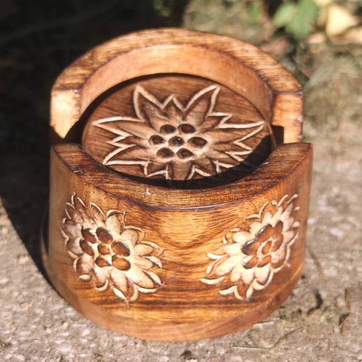 Box of 6 Edelweiss coasters for wholesale by LES SCULPTEURS DU LAC