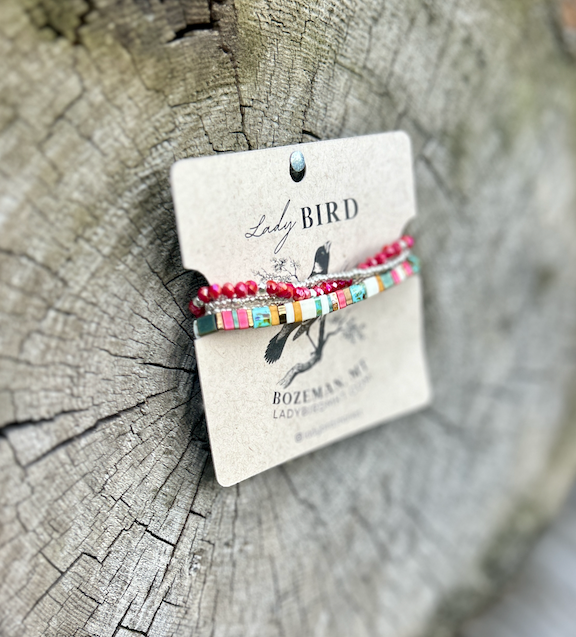 Lady Bird Market – wholesale Pärlarmband – Tila Set Beach Bum med vitt stretchigt kakelpärlarmband2