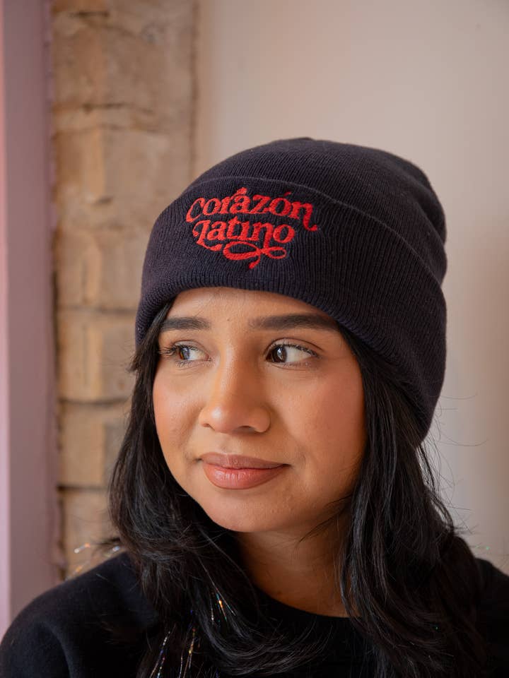 Corazon Latino Beanie for engroshandel hos Jen Zeano Designs