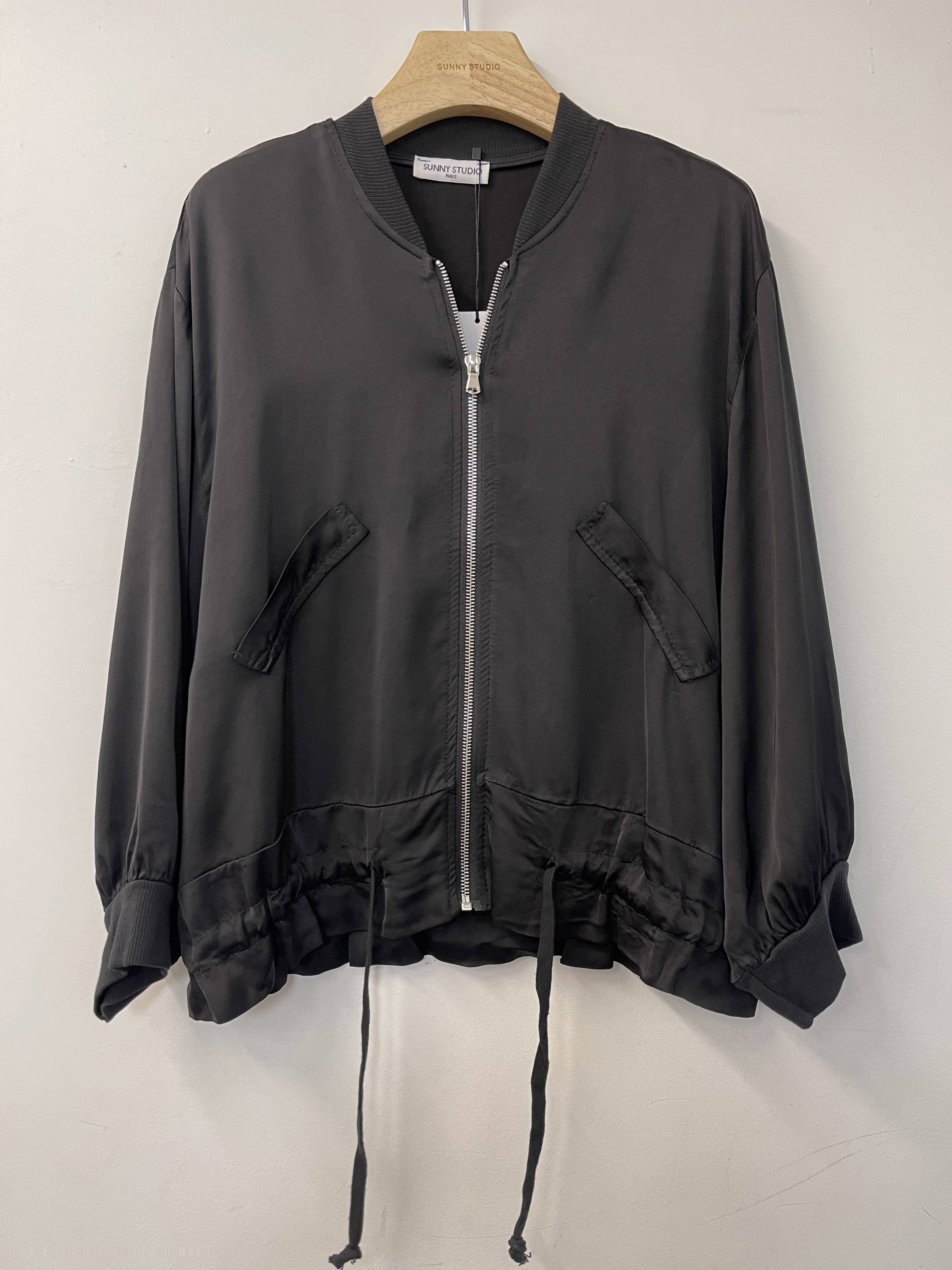 SUNNY STUDIO - Vendita all'ingrosso Giacca - Donna - Giacca leggera con zip e tasche2